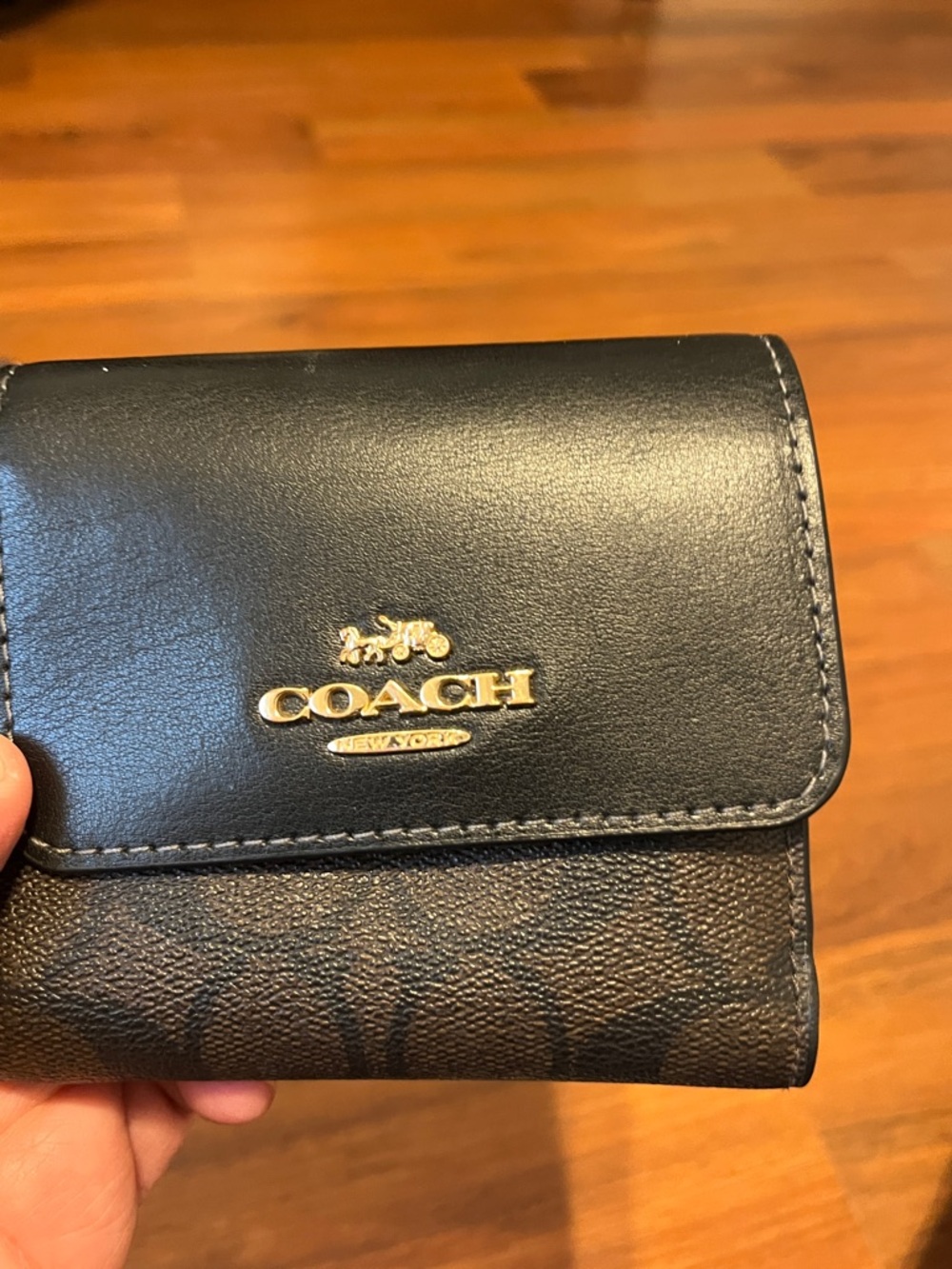 Coach Black Leather Compact Wallet with Gold Logo never used - Picture 6 of 6